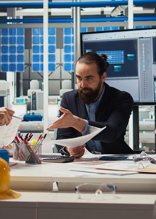 engineers-study-detailed-schematics-solar-panel-assembly-lines-factory_0©freepik