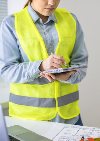 woman-working-as-engineer©magnific